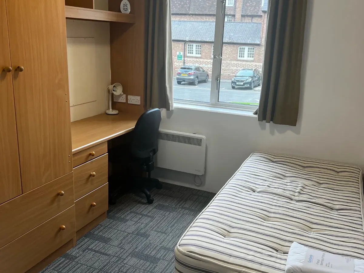 07-single-ensuite-room