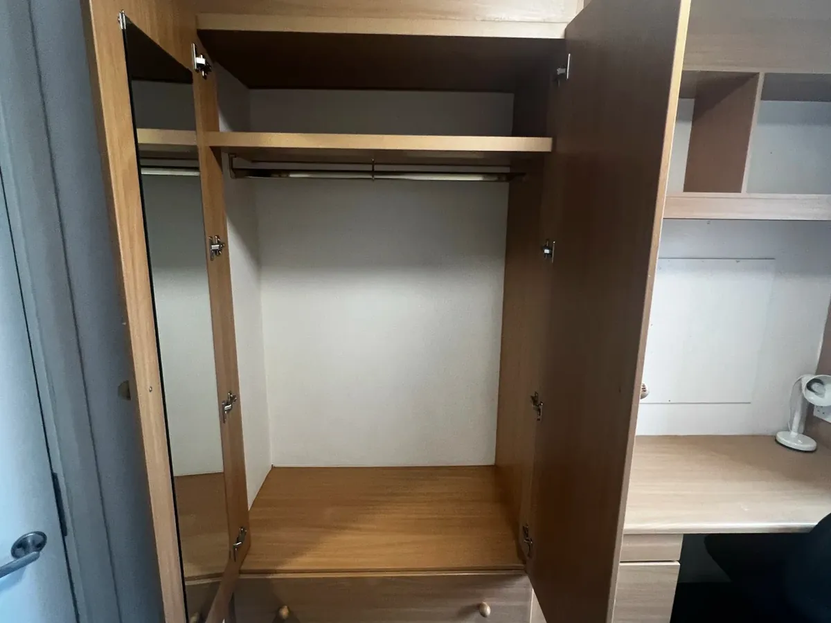 09-wardrobe